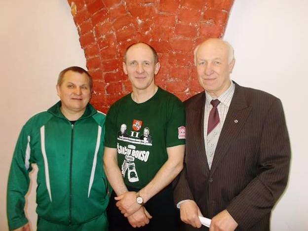 Iš kairės Kazimieras Daknys (Marijampolės treneris), Raimondas Plūkas ir Zenonas Albrechtas